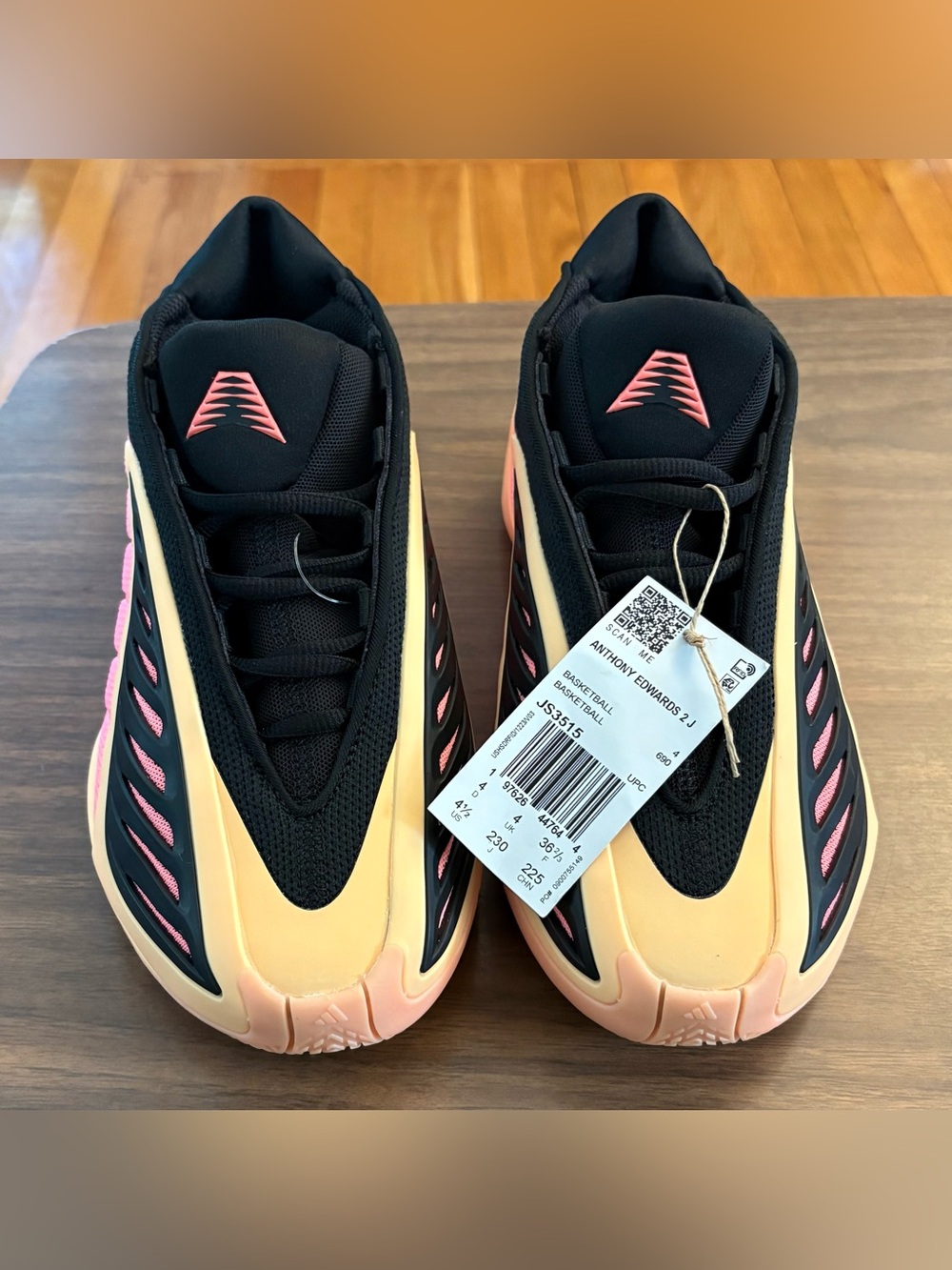 Brand new never worn!  Adidas AE 2!  Size 4.5. Perfect for basketball - Picture 2 of 4